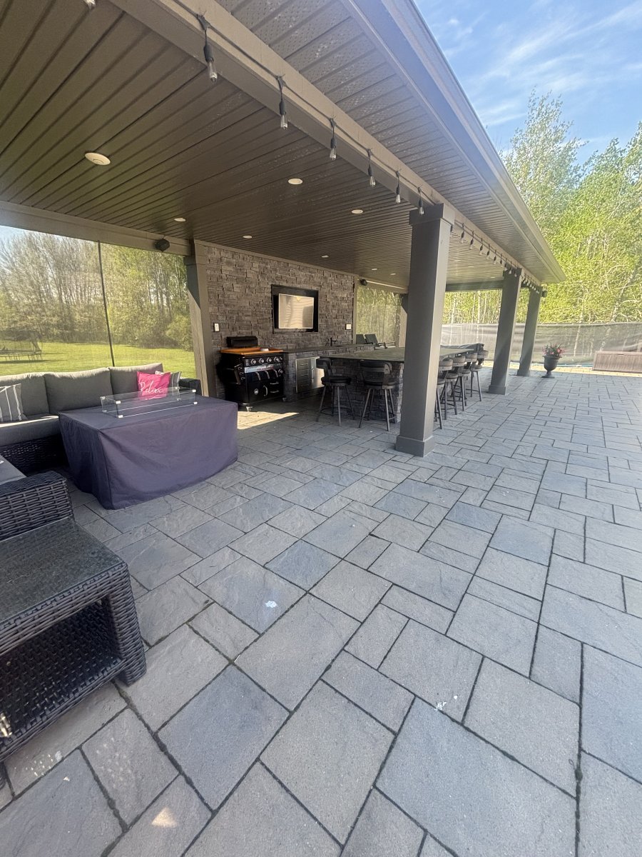 Covered Outdoor Kitchen & Bar